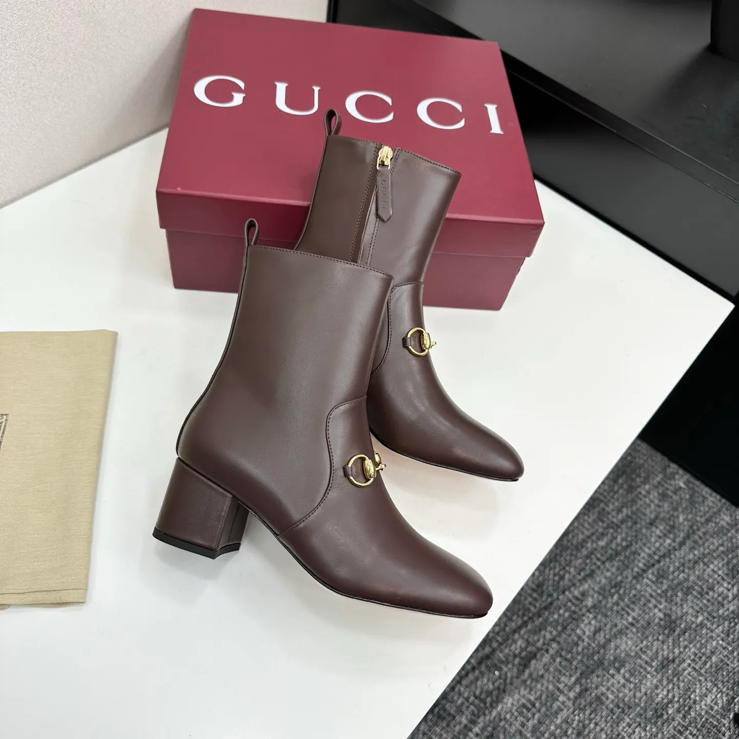 👟👟Ex-factory price 740👟👟 Gucci Gucci 2025G new autumn and winter classic horsebit thick heel short boots. The main series is finally available, and the products are worth looking forward to! Original classics create new designs ✨ Purchasing agent level! Full of high-end feel! A favorite among bloggers at home and abroad, it is retro and fashionable, easy to wear and looks great on your feet! Mainly recommended by the official website, new colors are constantly updated 🆕 ▪️Upper: original calfskin/cloth ▪️Inner lining: imported sheepskin ▪️Outsole: Italian leather outsole ▪️Heel height: 3.5cm ▪️Shoe size: 35-39 (40.41.42 can be customized)